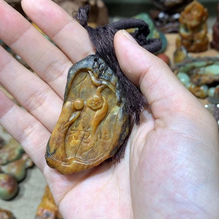 未镶嵌岫岩河磨玉（透闪石质玉）挂件