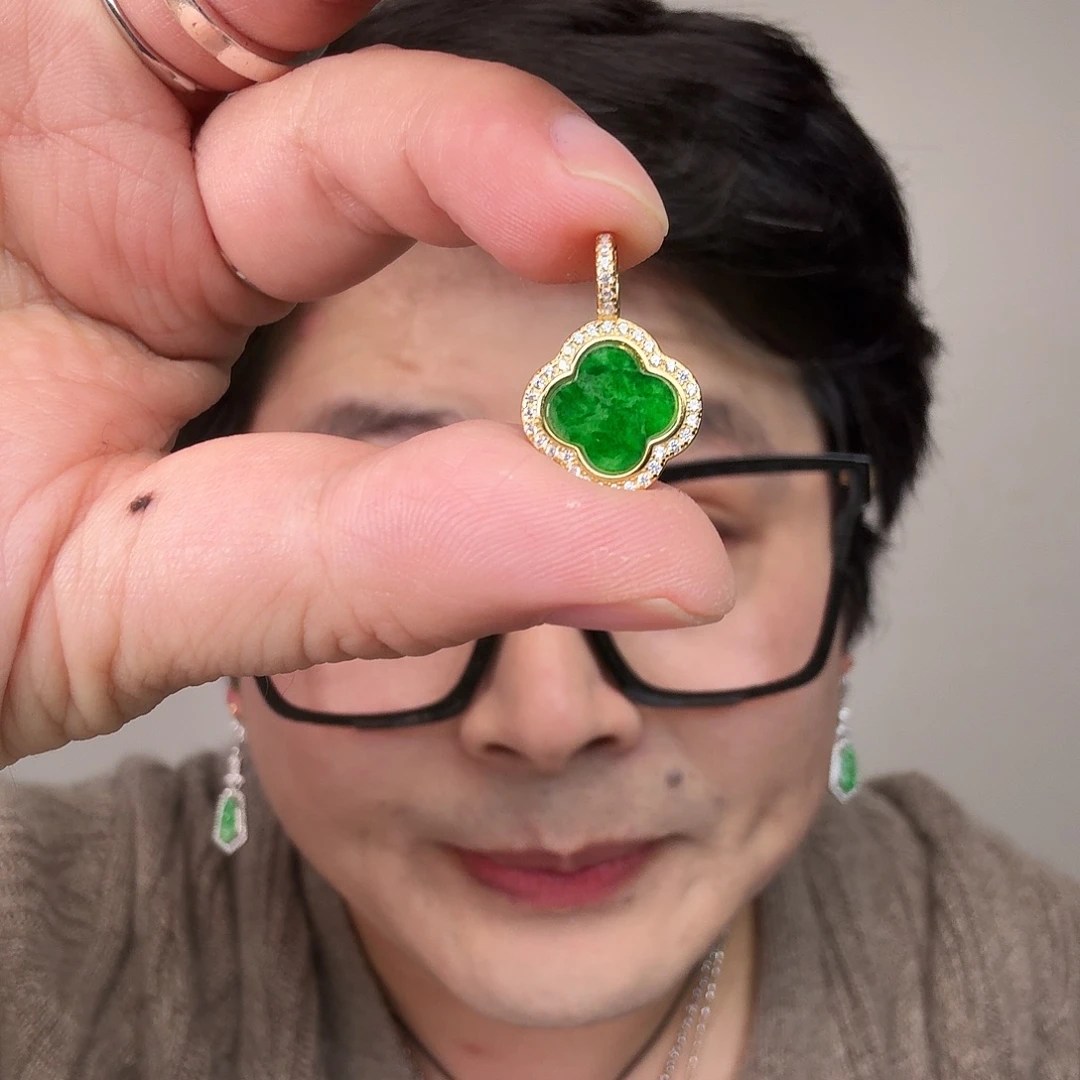 翡翠未镶嵌颈饰一件