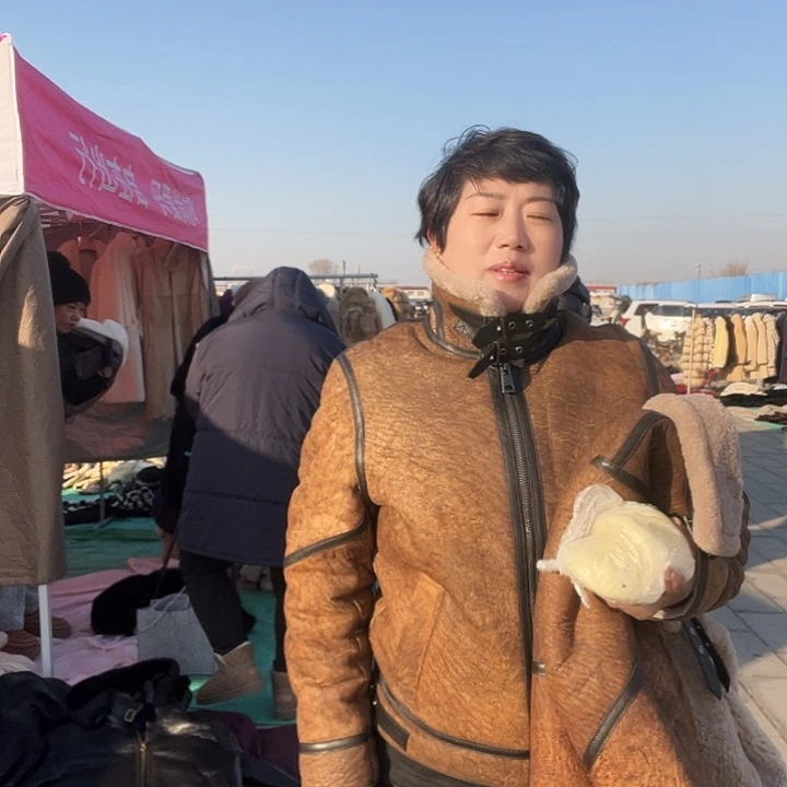 月*月105斤女生穿上皮毛一体