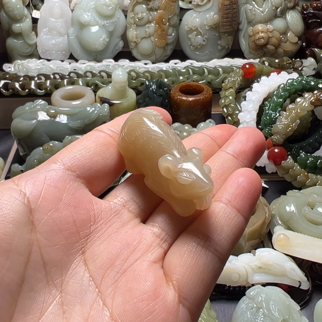 和田玉未镶嵌颈饰云*