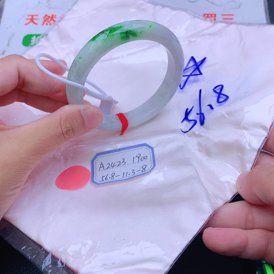 翡翠手镯未镶嵌翡翠