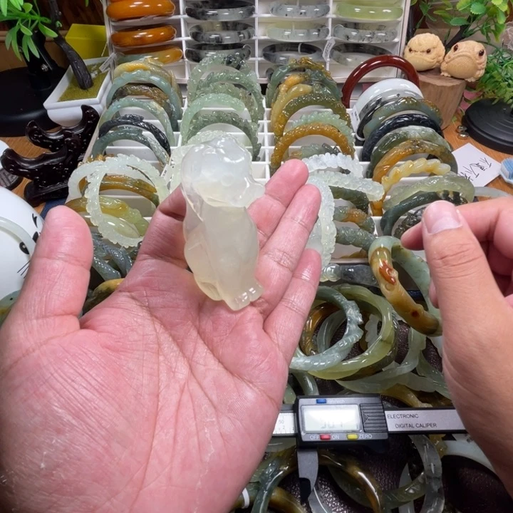 未镶嵌蛇纹石玉颈饰
