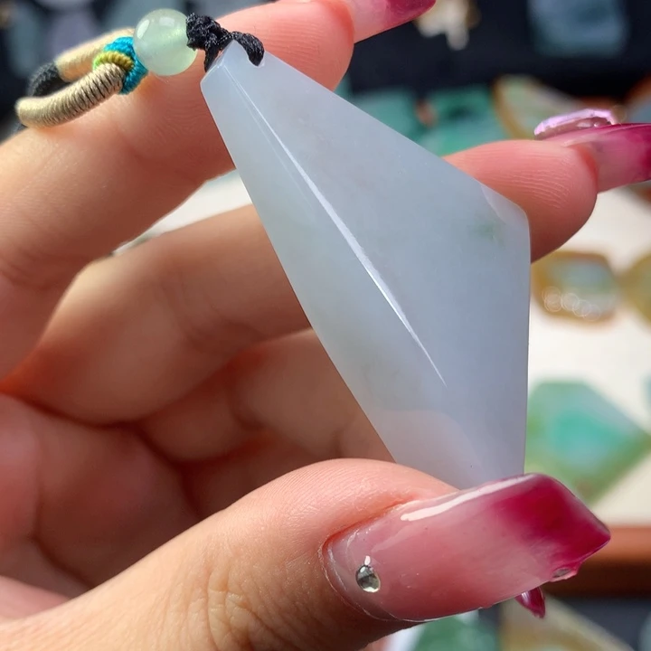 颈饰未镶嵌翡翠好