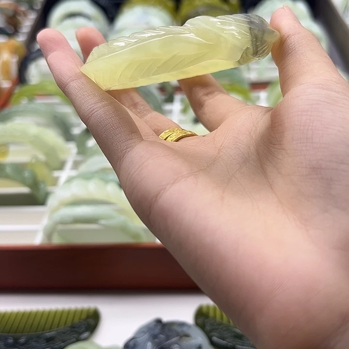 蘑***人未镶嵌蛇纹石玉手镯