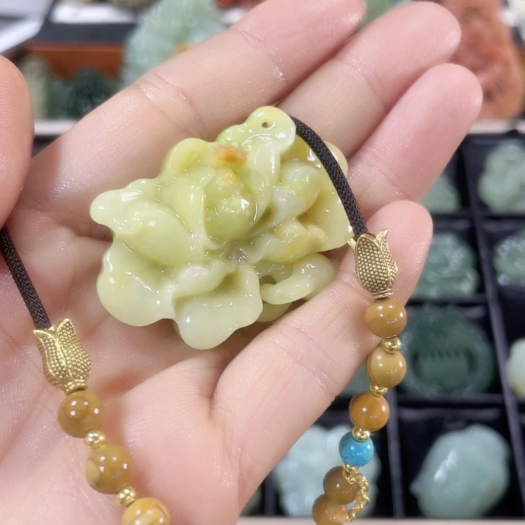 蛇纹石玉颈饰未镶嵌乌**酱