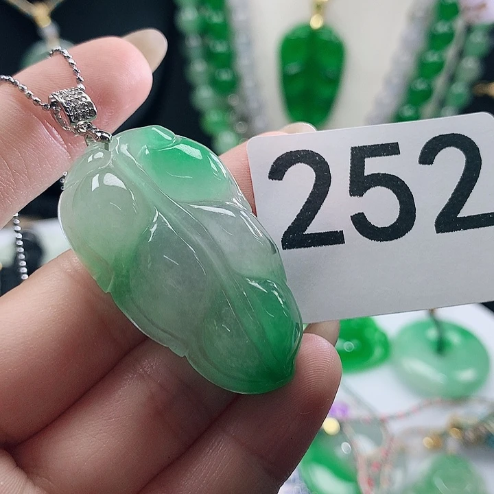 翡翠未镶嵌吊坠(赠链)