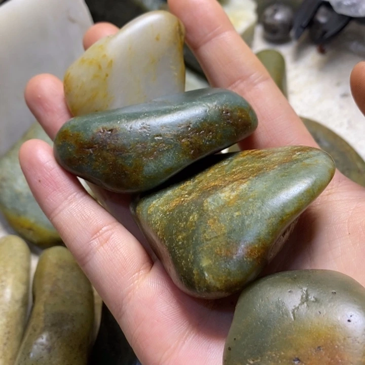 透闪石质玉未镶嵌珠宝半成品一**水