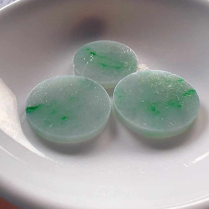 定制翡翠未镶嵌翡翠飘绿平扣
