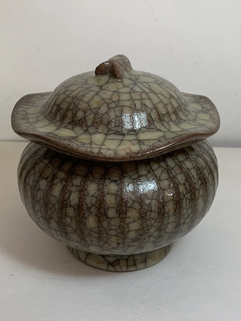 哥窑纵条纹花边盖罐