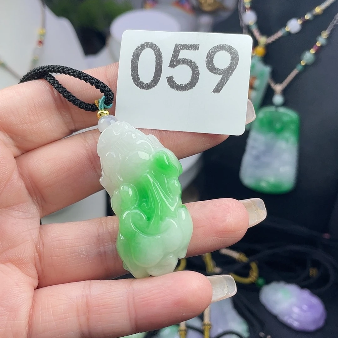 翡翠未镶嵌吊坠(赠链)