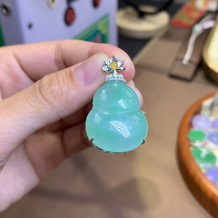 颈饰18K金镶嵌翡翠翡翠