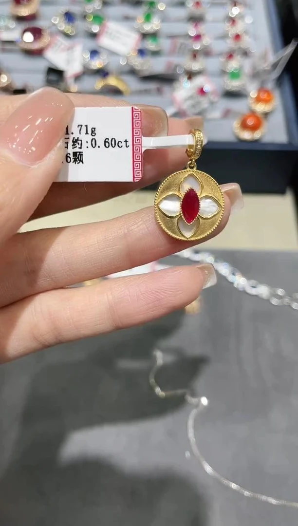 18K金镶嵌红宝石吊坠