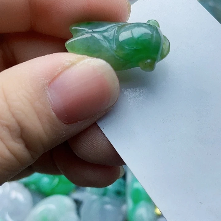 翡翠未镶嵌颈饰好