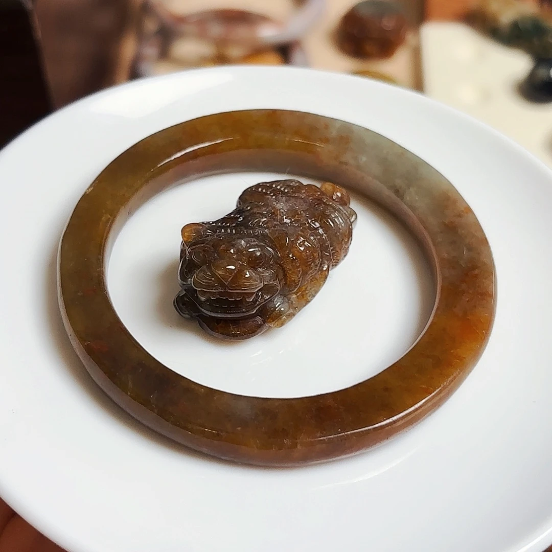 翡翠未镶嵌颈饰红糖一样的翡翠