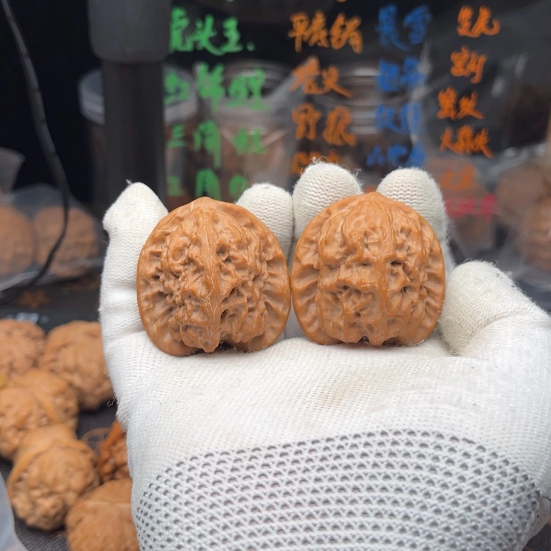 文玩核桃吊坠野狼