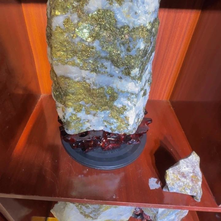 凌***落金属金矿石原石摆件