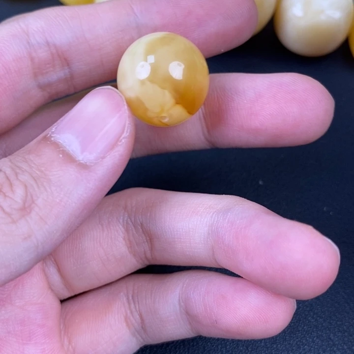 未镶嵌琥珀裸石微瑕44