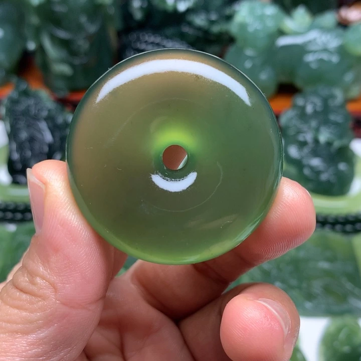 团***致蛇纹石玉未镶嵌颈饰