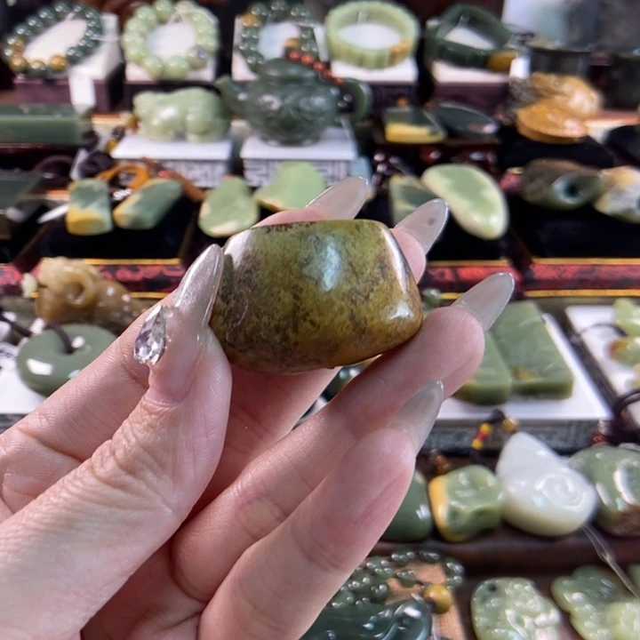 颈饰未镶嵌岫岩河磨玉（透闪石质玉）山****厂