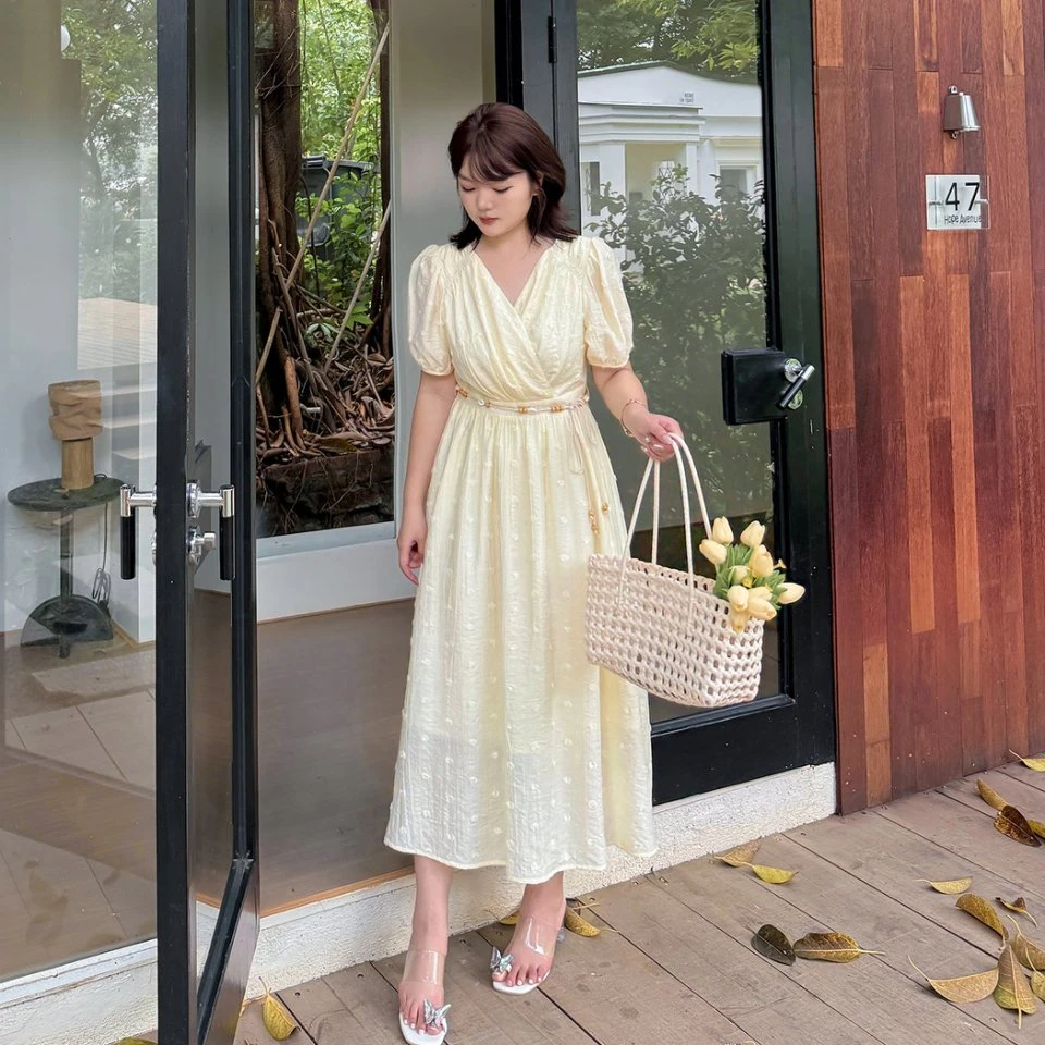 连衣裙女款爆款2025新款夏季胖MM大码淡雅V领珠珠腰带显瘦气质裙