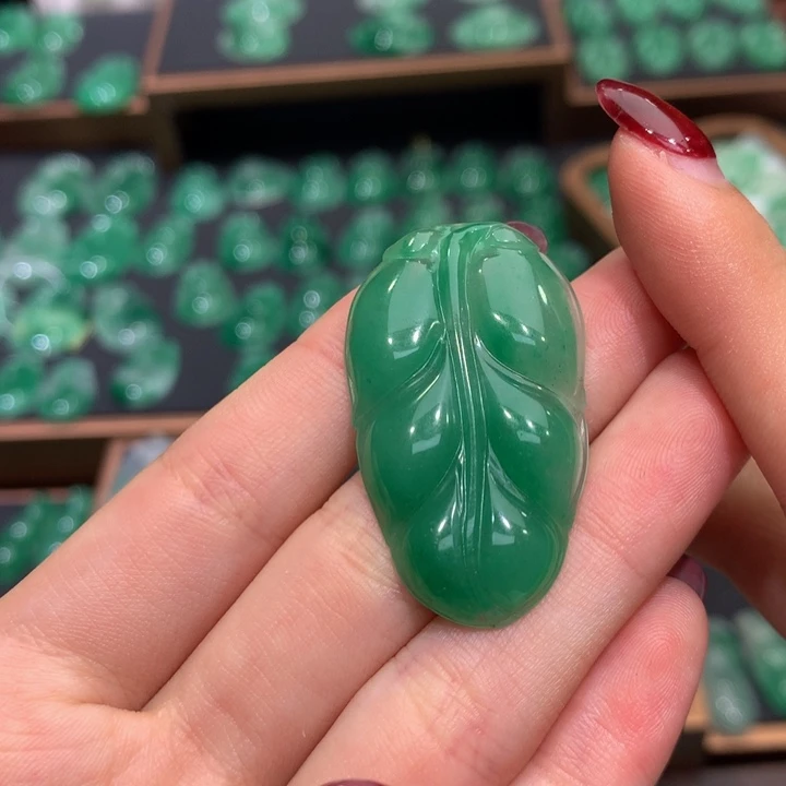 石英质玉（非洲翠）未镶嵌颈饰叶子