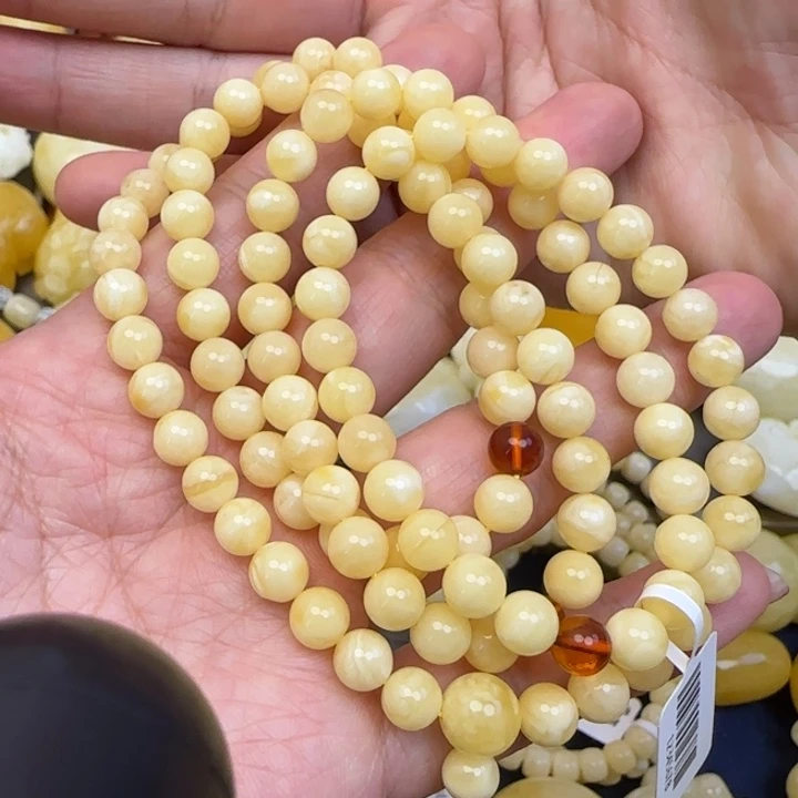 未镶嵌颈饰蜜蜡女*。天然蜜蜡