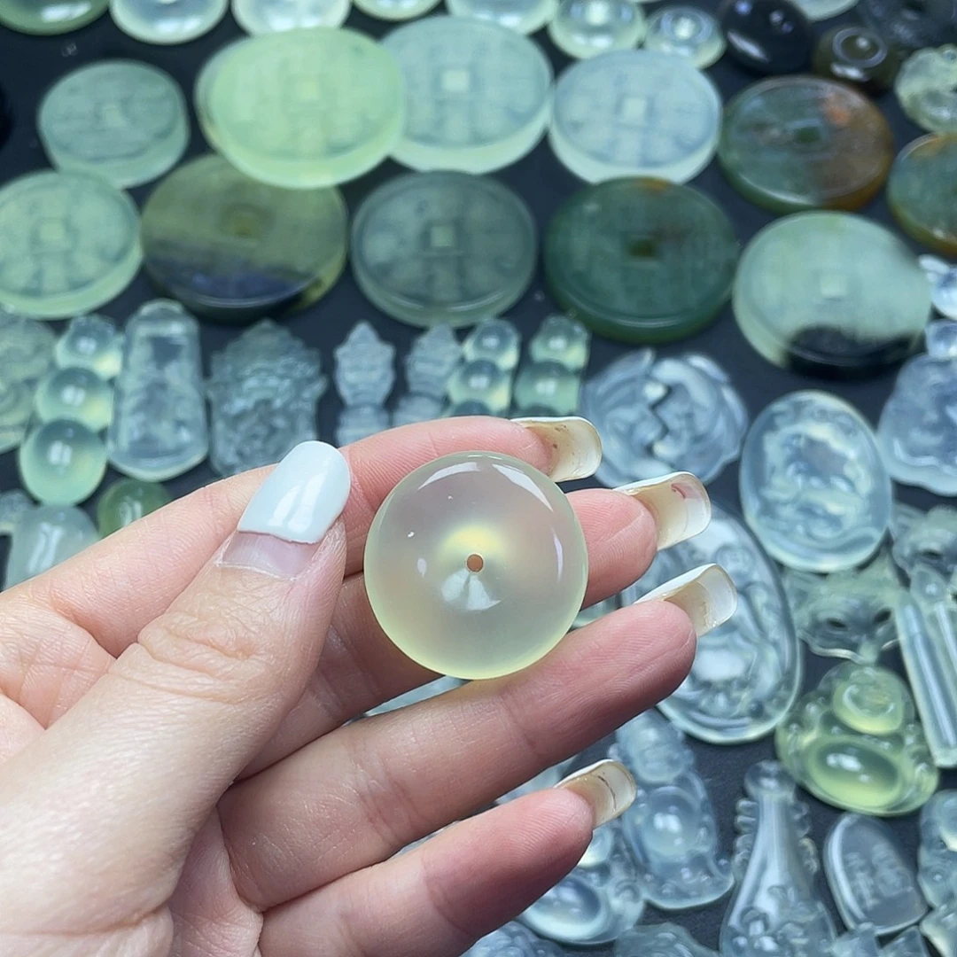 岫玉未镶嵌颈饰平安扣