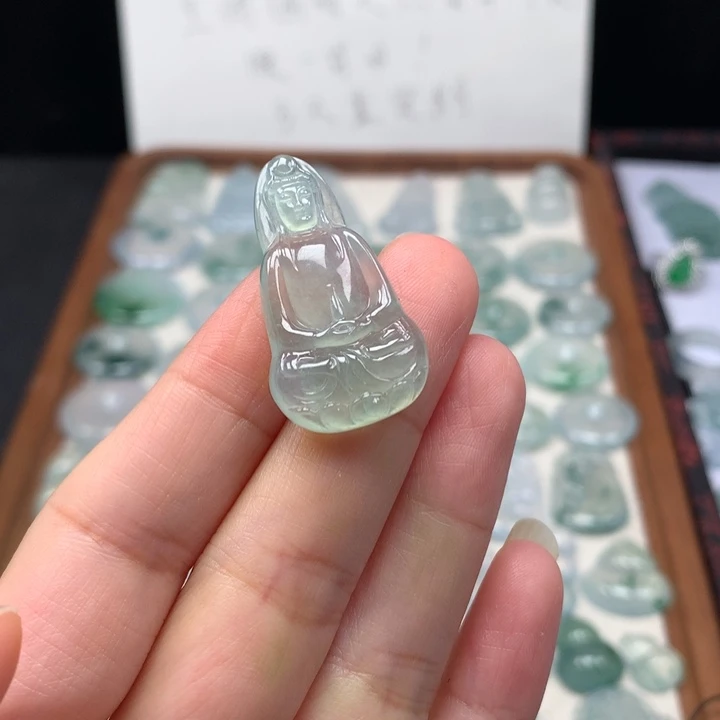 颈饰未镶嵌翡翠冰种晴底素衣观音