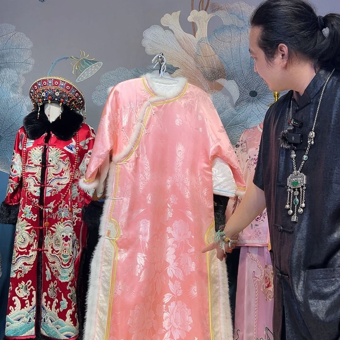 圆领斜襟皮草包边老软缎太太服