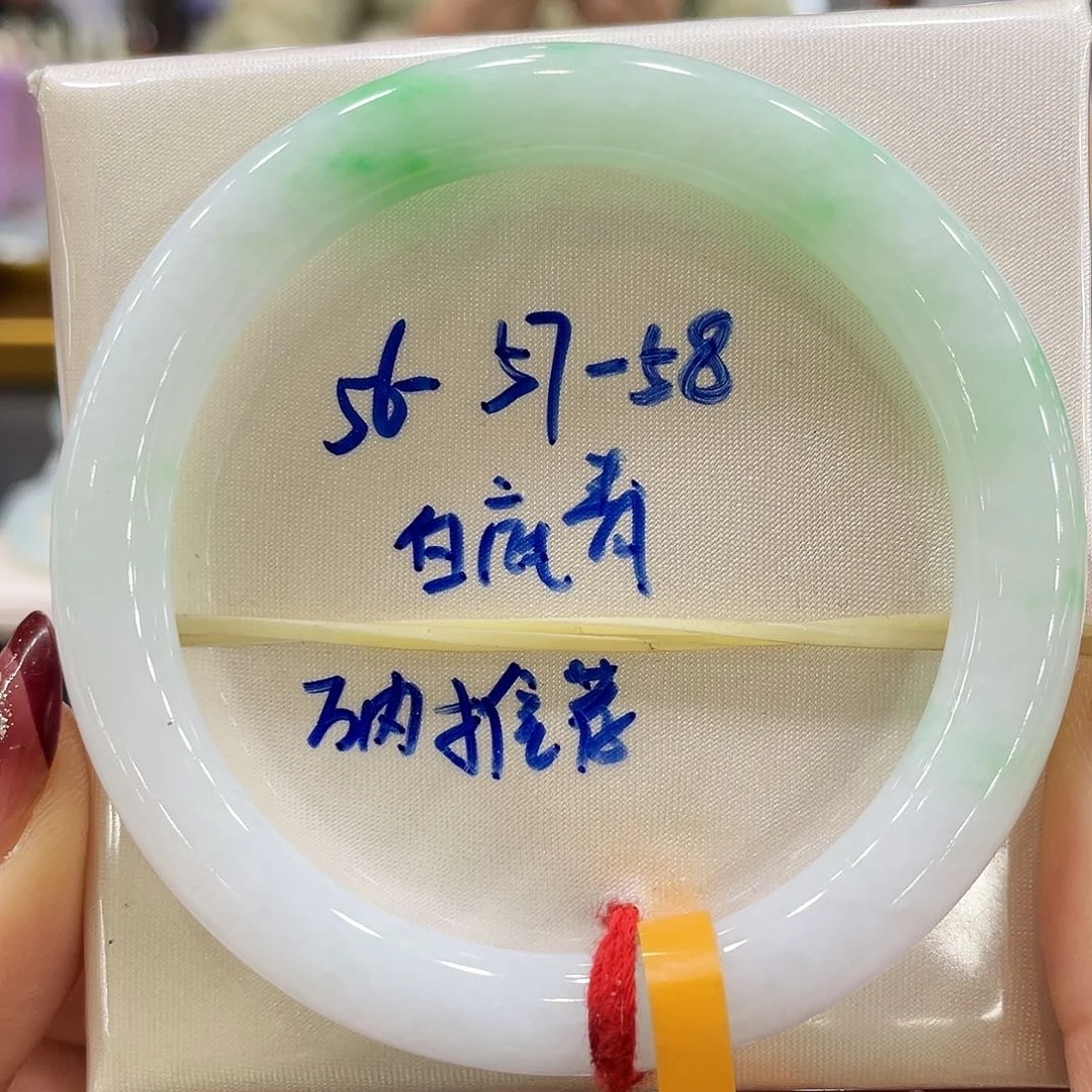 翡翠手镯未镶嵌翡翠手镯