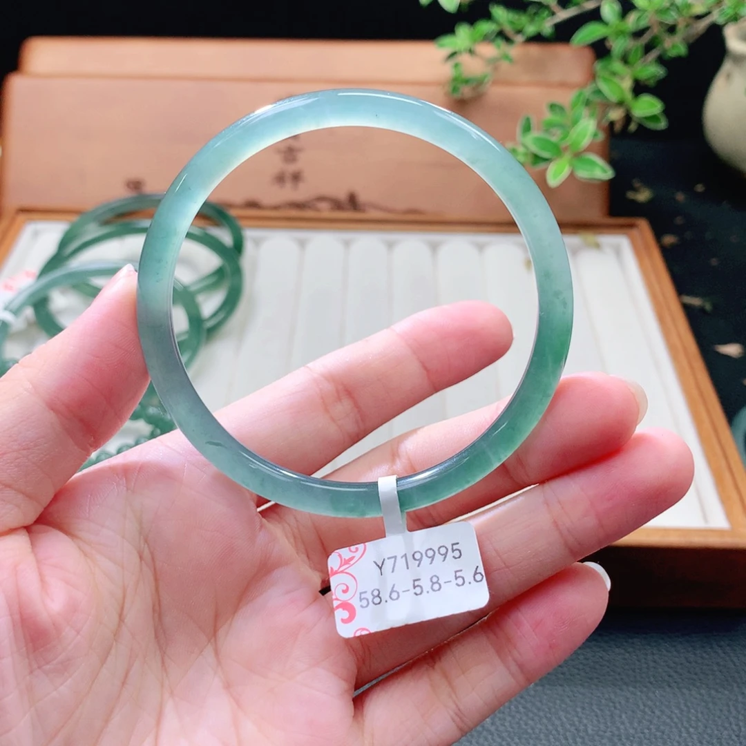 翡翠未镶嵌手镯（圆镯）
