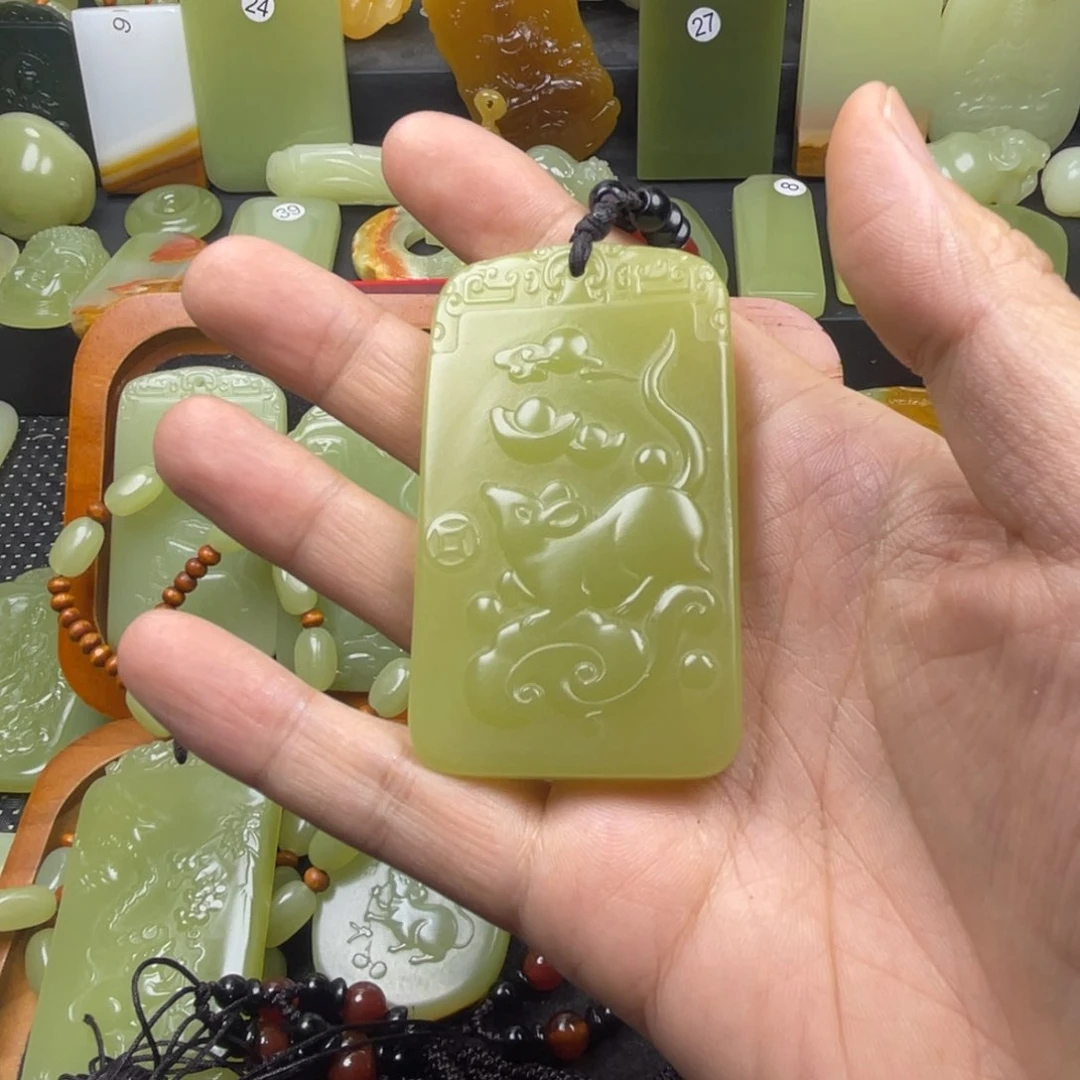 人**途昆仑山料生肖鼠牌子