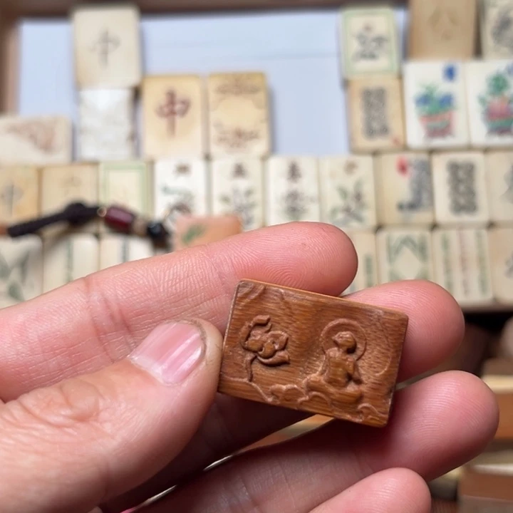 随***飘实心竹雕刻手把件