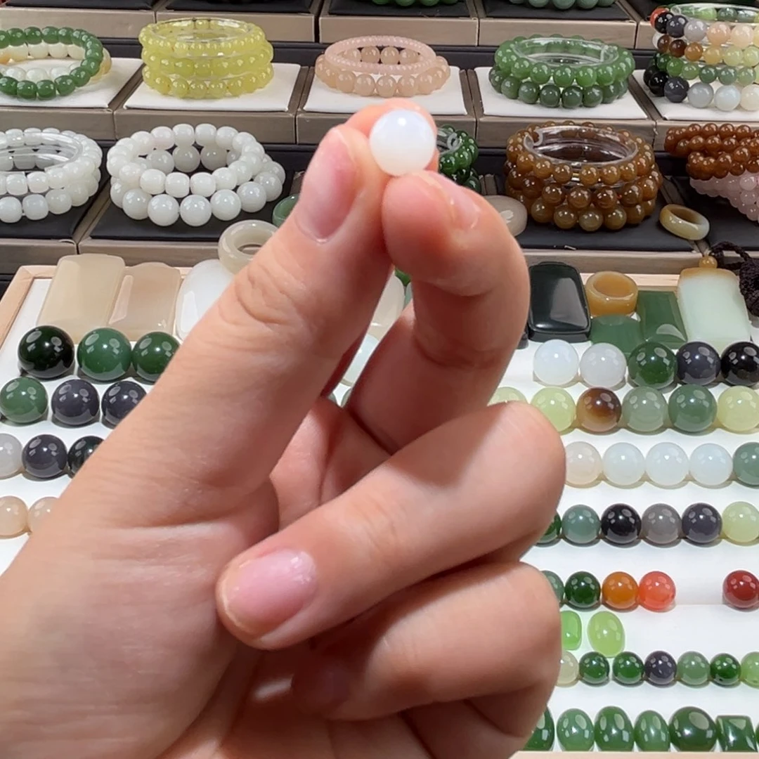 和田玉未镶嵌颈饰城**事卡8俄白单珠