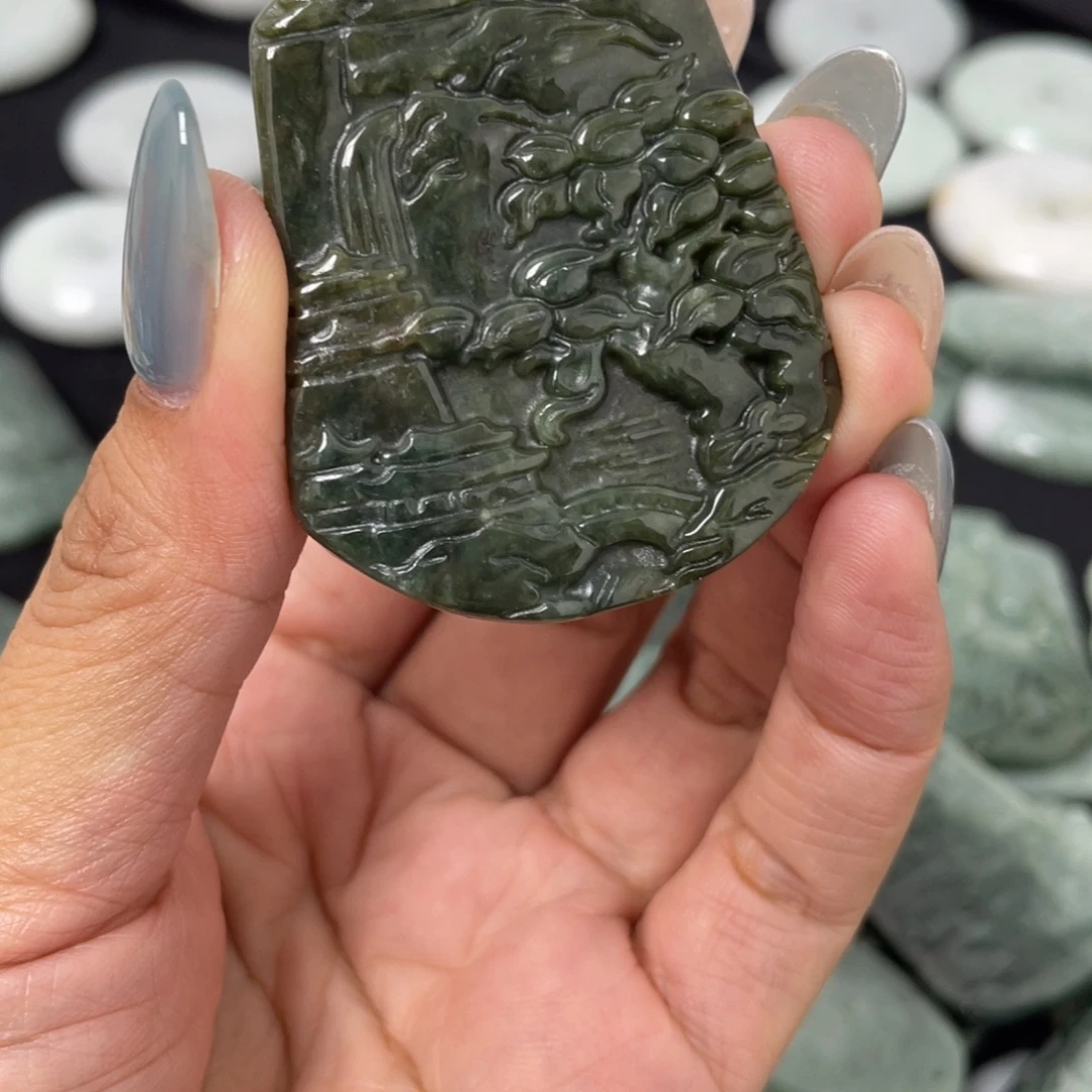 翡翠未镶嵌颈饰山水