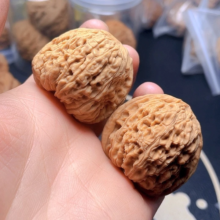 文玩核桃吊坠南疆石一对