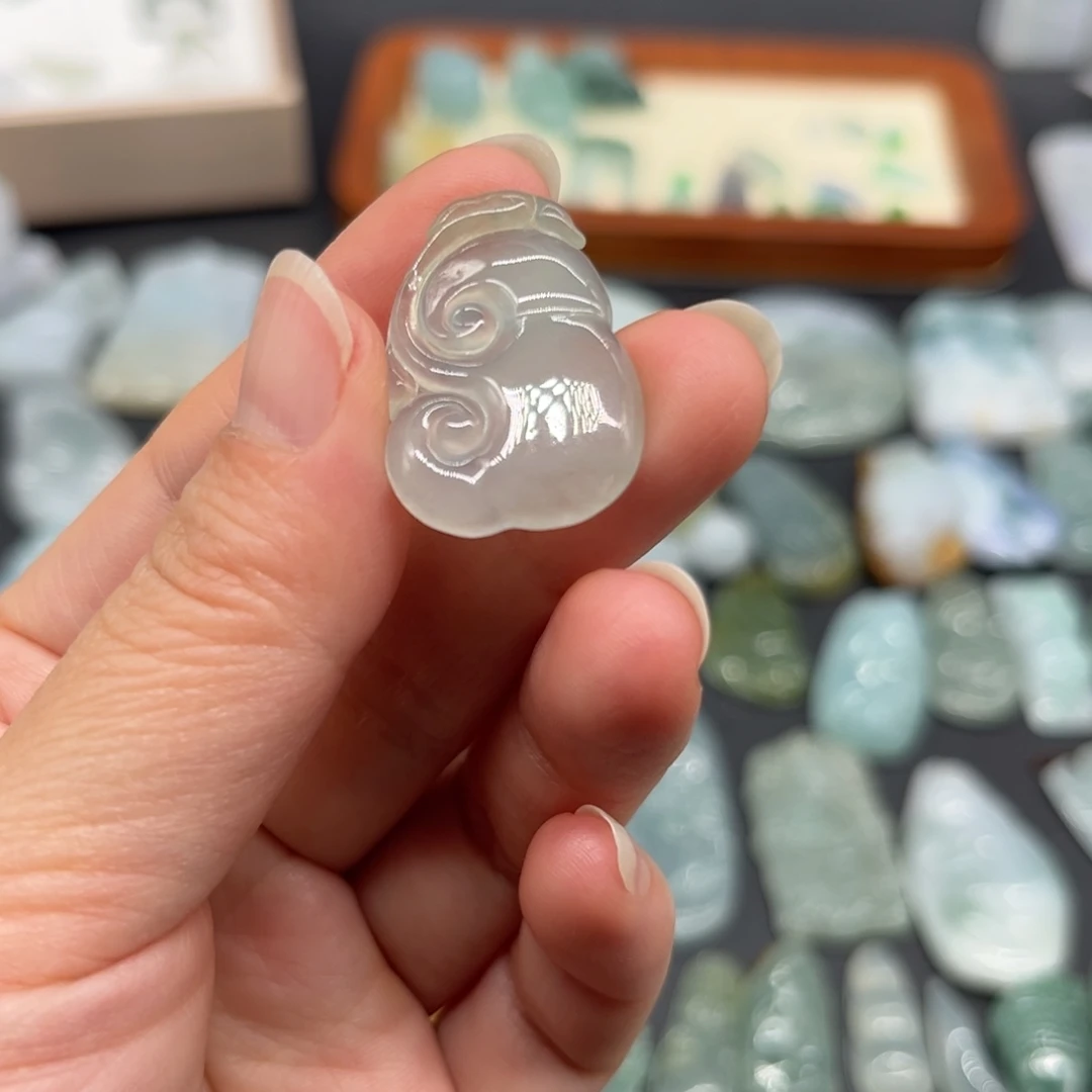 翡翠未镶嵌颈饰如意