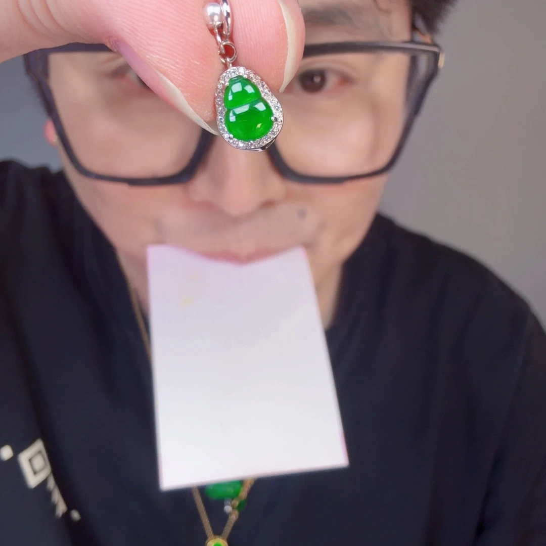 翡翠未镶嵌颈饰一件