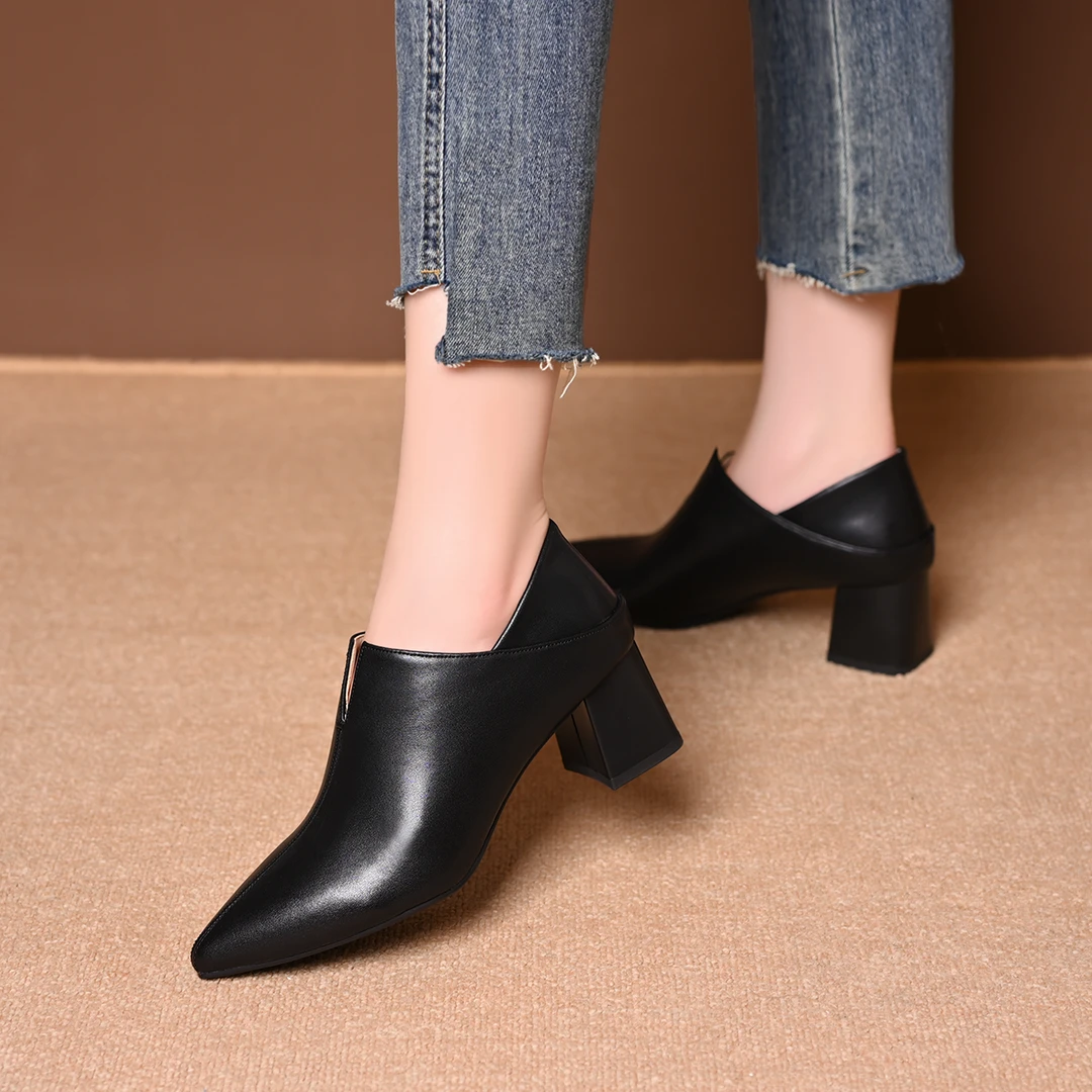 2025春秋新款中跟软底软皮v口百搭中跟鞋舒适软底粗跟深口单鞋女