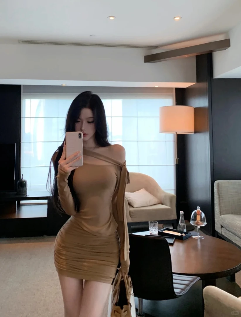 2025秋冬新款高级感纯欲露肩显瘦绑带斜肩上衣配包臀半身裙两件套