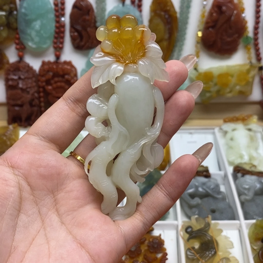 杜***飞蛇纹石玉未镶嵌颈饰