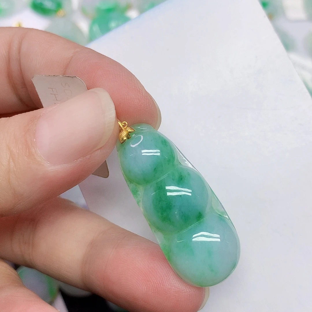 翡翠18K金镶嵌颈饰豆子
