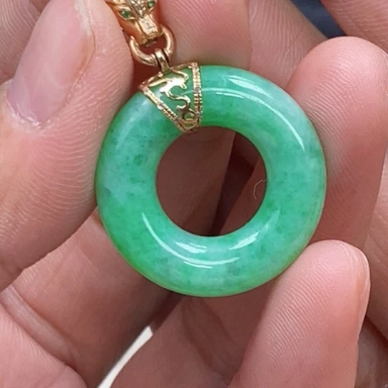 翡翠18K金镶嵌颈饰吊坠