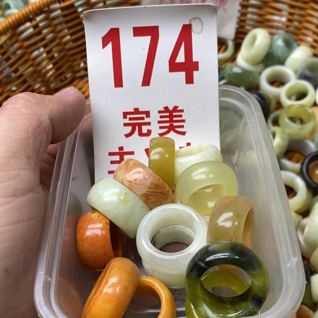 蛇纹石玉挂坠未镶嵌