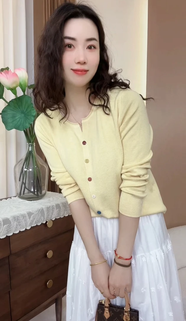 悠兰香~【彩豆】时尚休闲百搭剪刀领针织开衫彩扣气质长袖上衣女