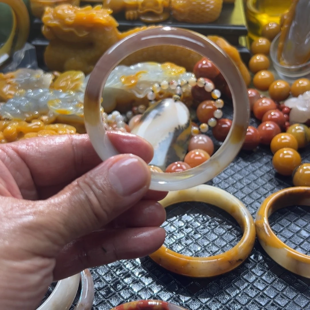 石英质玉未镶嵌颈饰