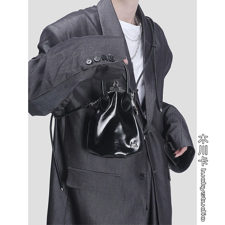 【界外】木川卡原创中性复古软皮口金斜挎包个性单肩百搭黑色肩包