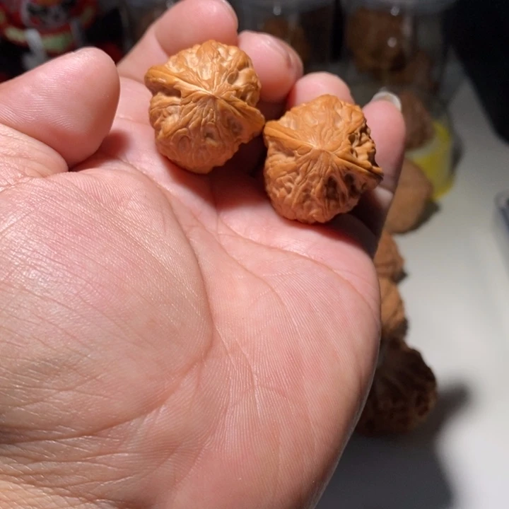 O****a文玩核桃野生鸡心