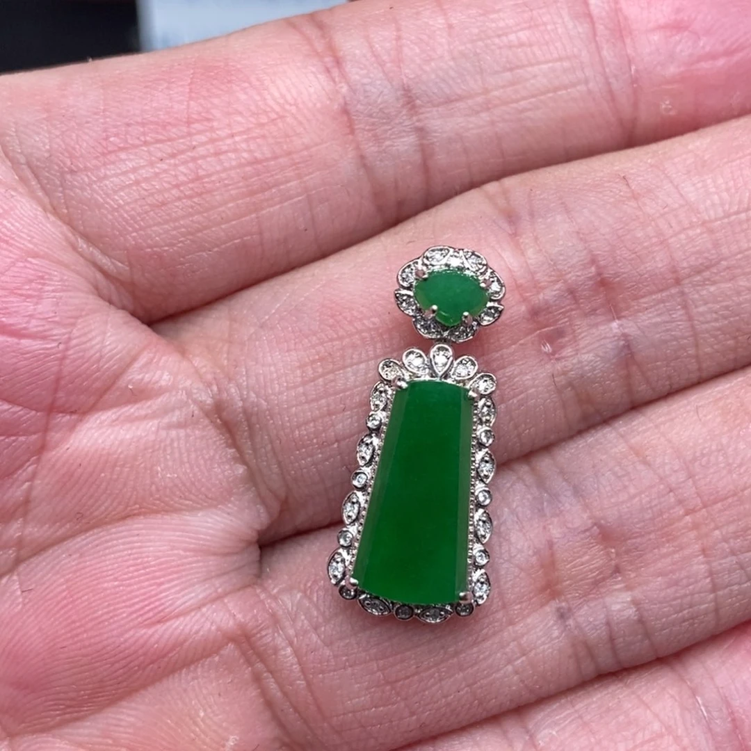 颈饰18K金镶嵌翡翠无事牌