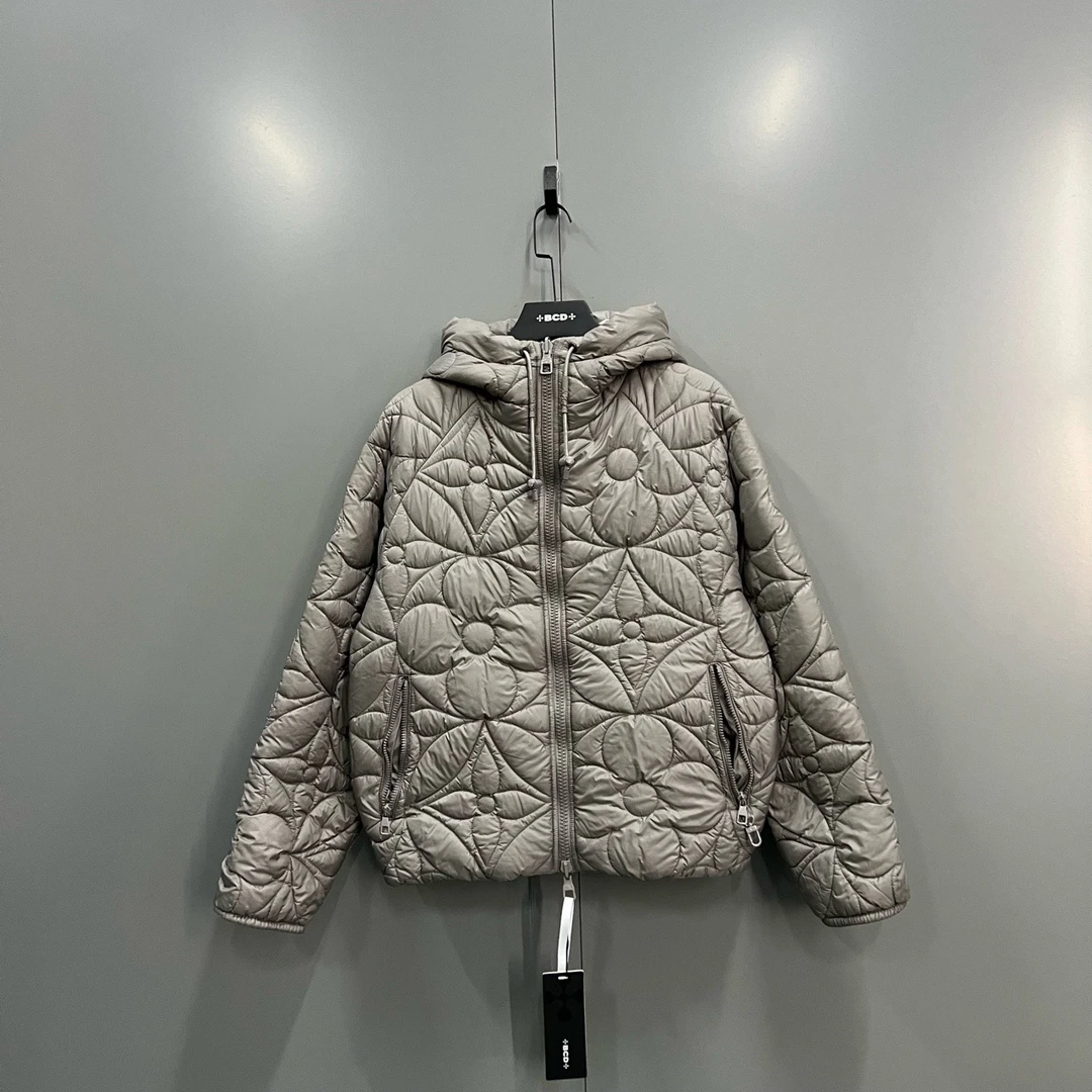 95新 LouisVuitton/路易威登 q217 三花压纹双面羽绒服 48码/勾丝